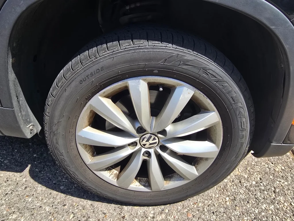 Used 2011 Deep Black Metallic Volkswagen SE 4Motion image 20