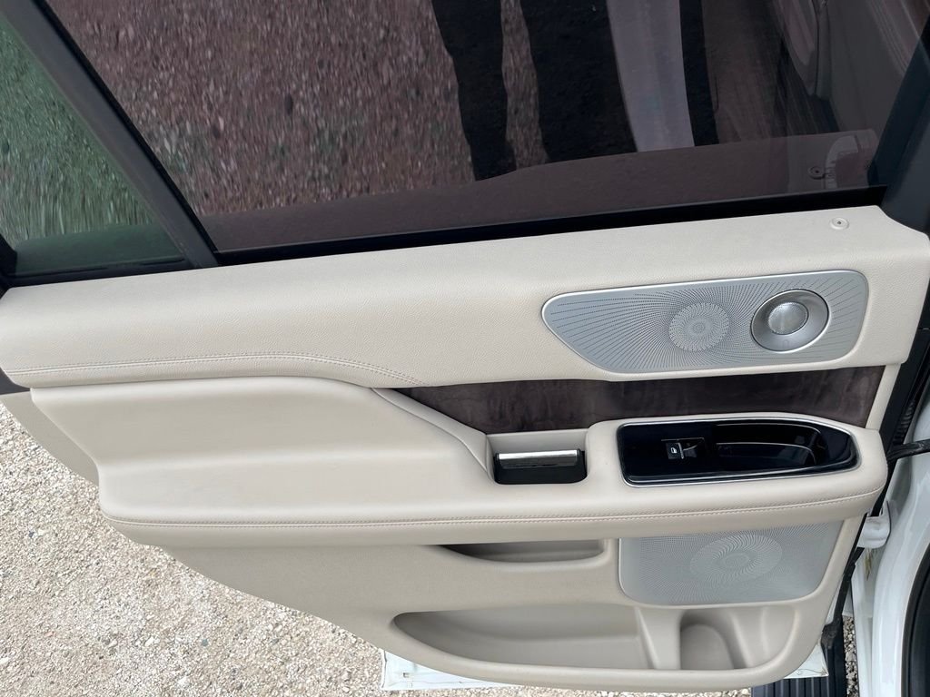 Used 2020 White Lincoln Reserve image 29