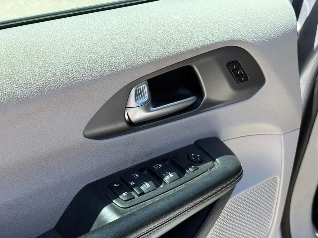 Used 2023 Silver Chrysler Touring L image 11