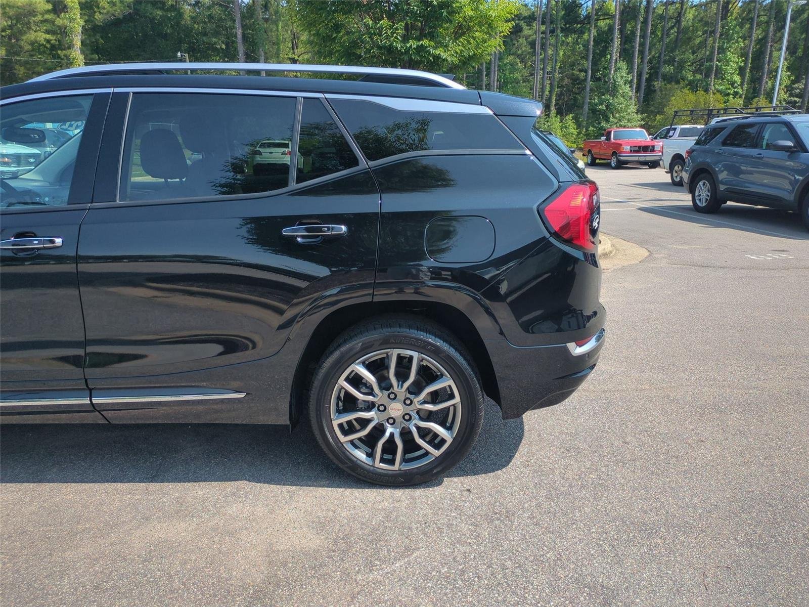 Used 2022 Ebony Twilight Metallic GMC Denali image 11