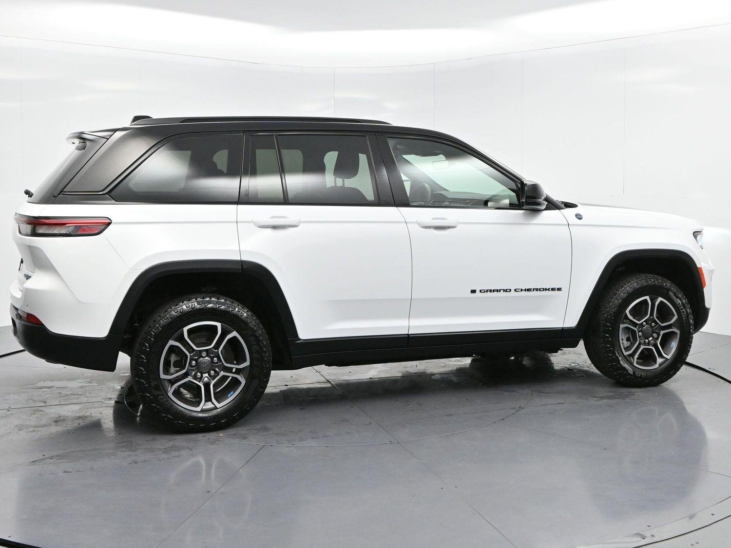 Used 2022 Bright White Clearcoat Jeep Trailhawk image 8