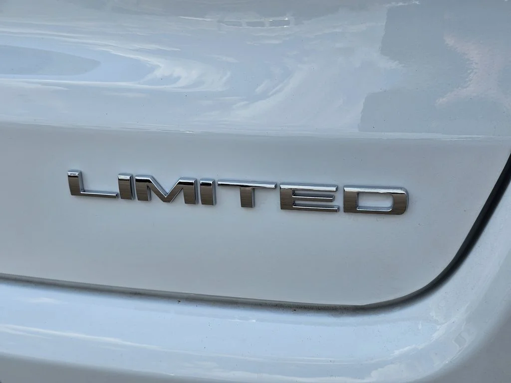 New 2026 Bright White Clear-Coat Exterior Paint Jeep Limited image 10