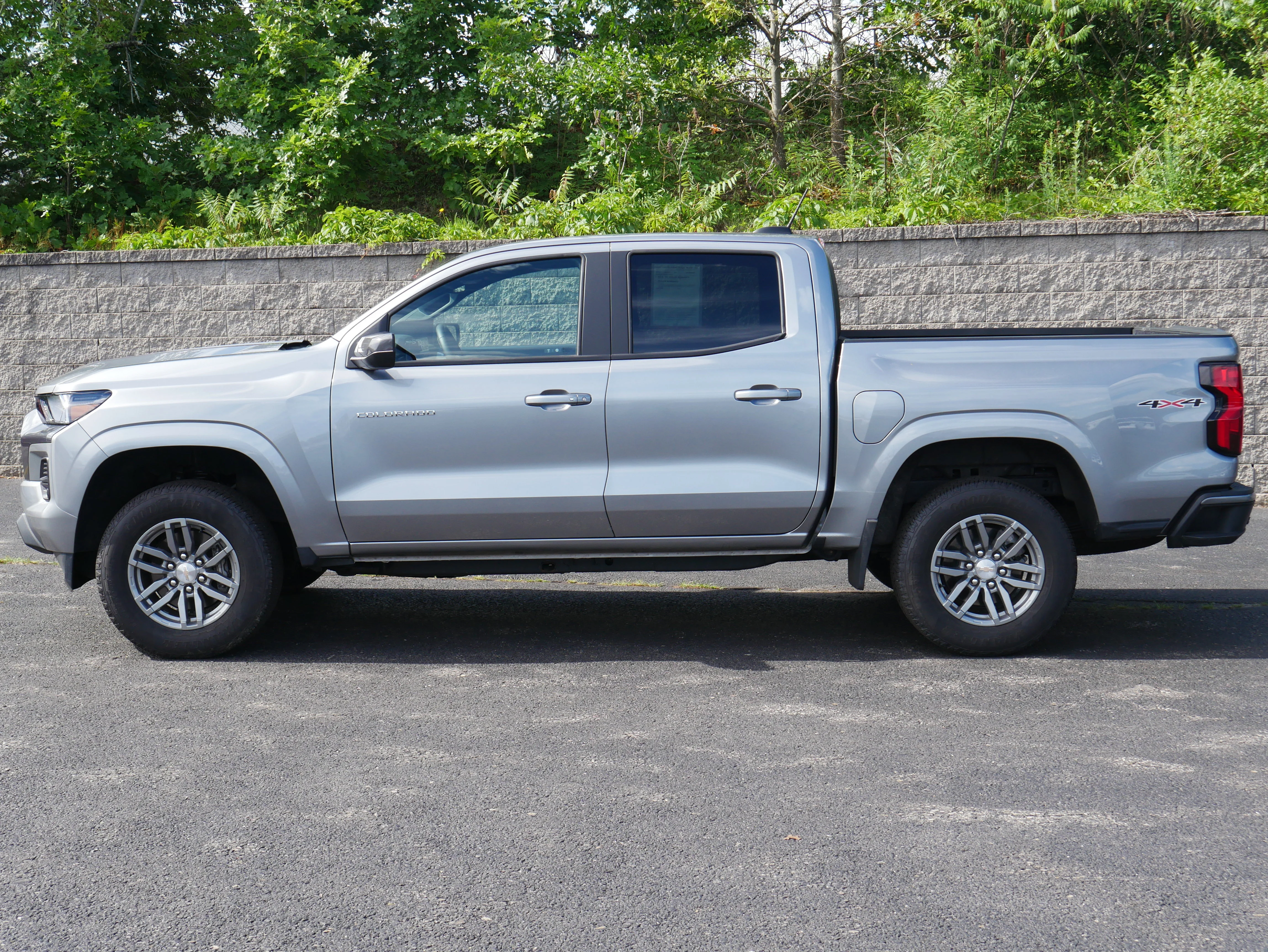 2024 Chevrolet Colorado LT - Photo 3