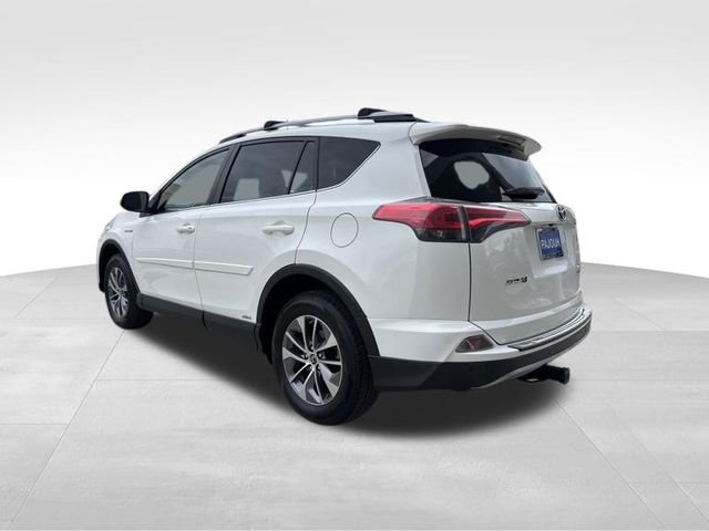 Used 2017 White Toyota XLE image 5