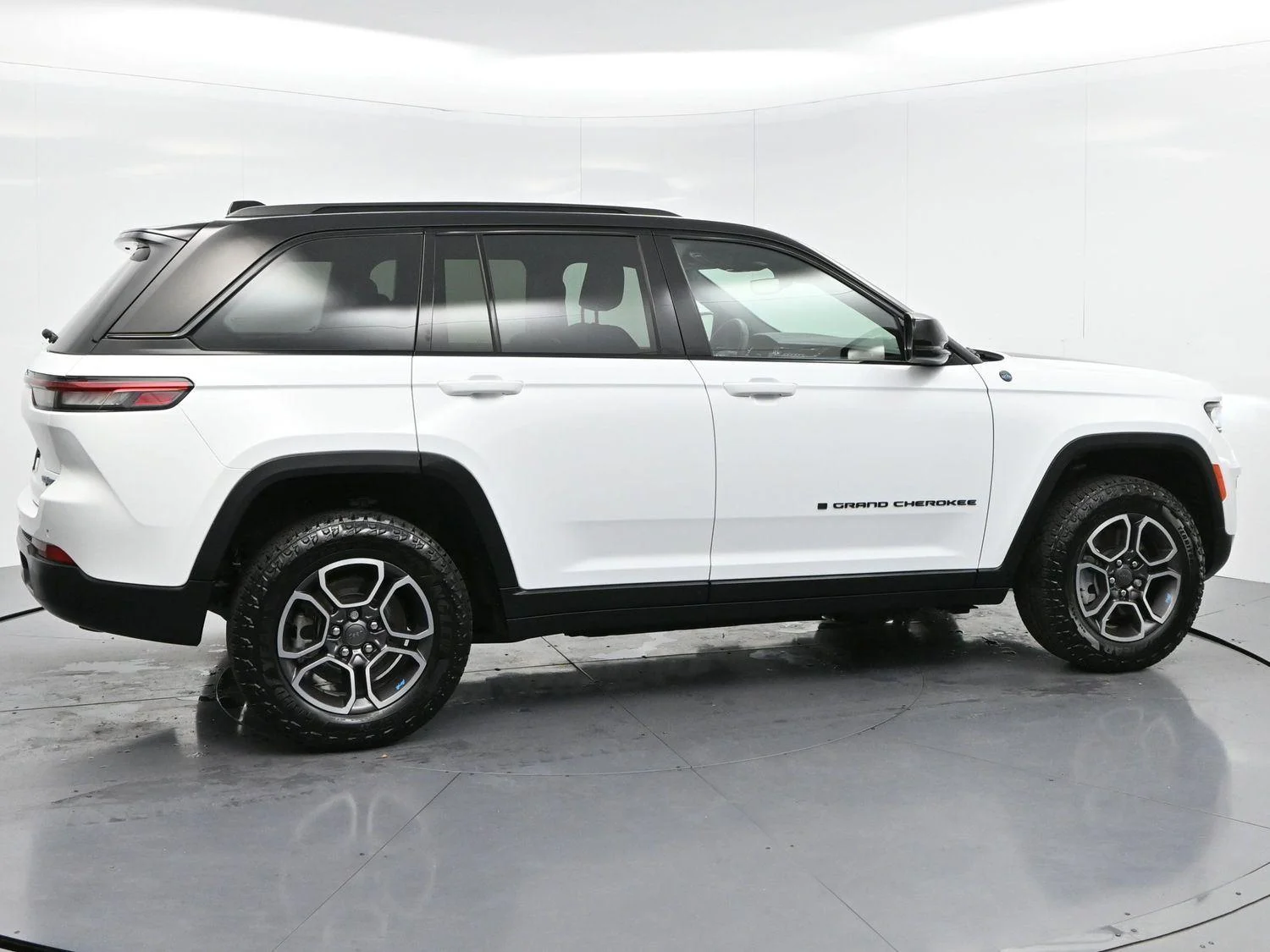 Used 2022 Bright White Clearcoat Jeep Trailhawk image 8