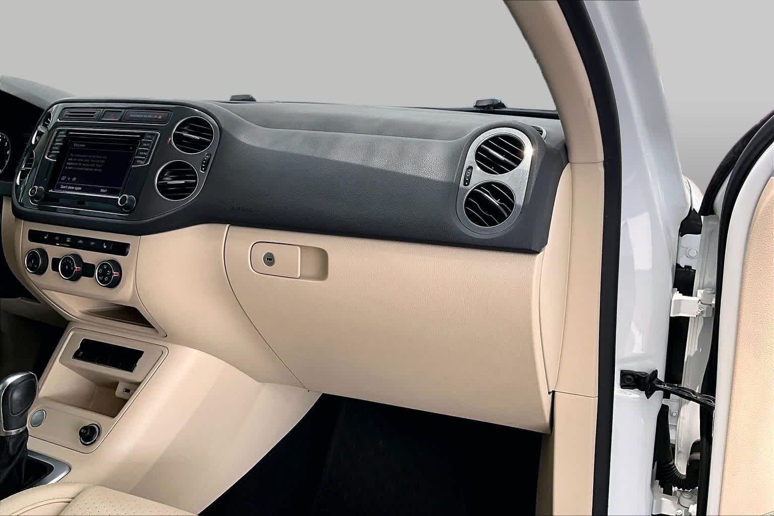Used 2017  Volkswagen  image 19
