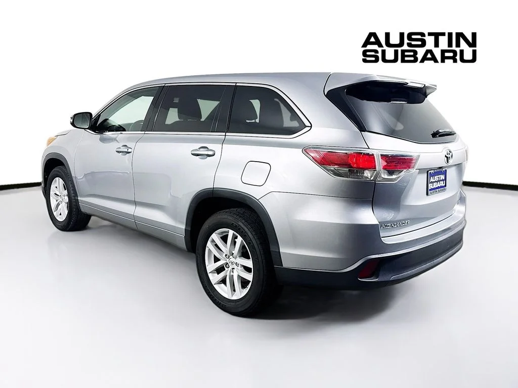 Used 2015 Silver Toyota LE image 5