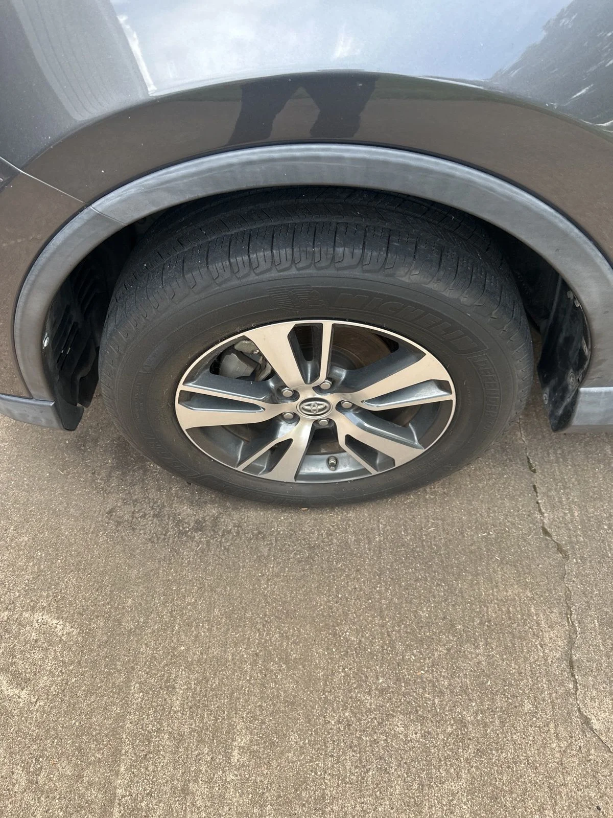 Used 2016 Gray Toyota XLE image 2