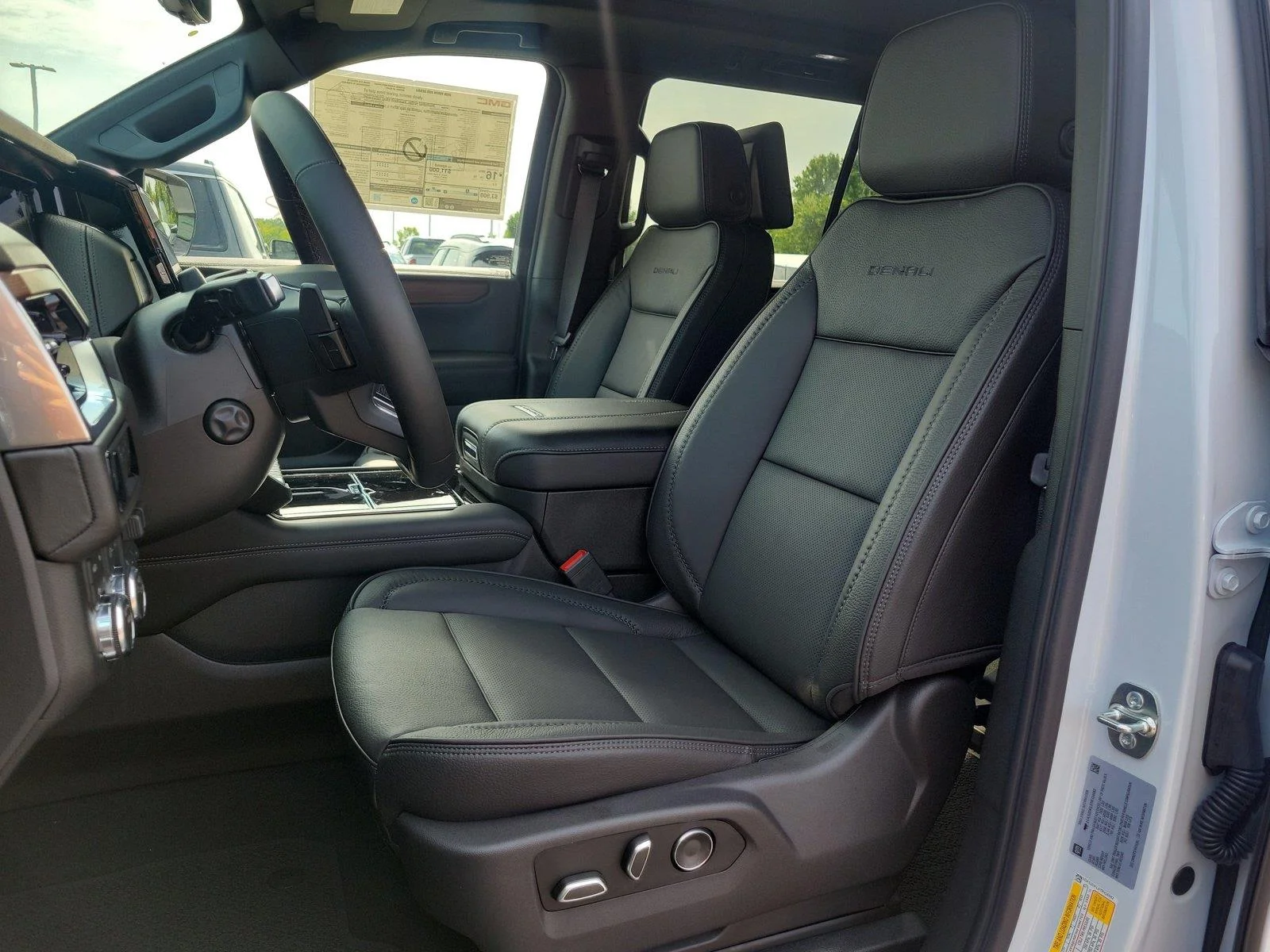 2026 GMC Yukon Denali - Photo 16