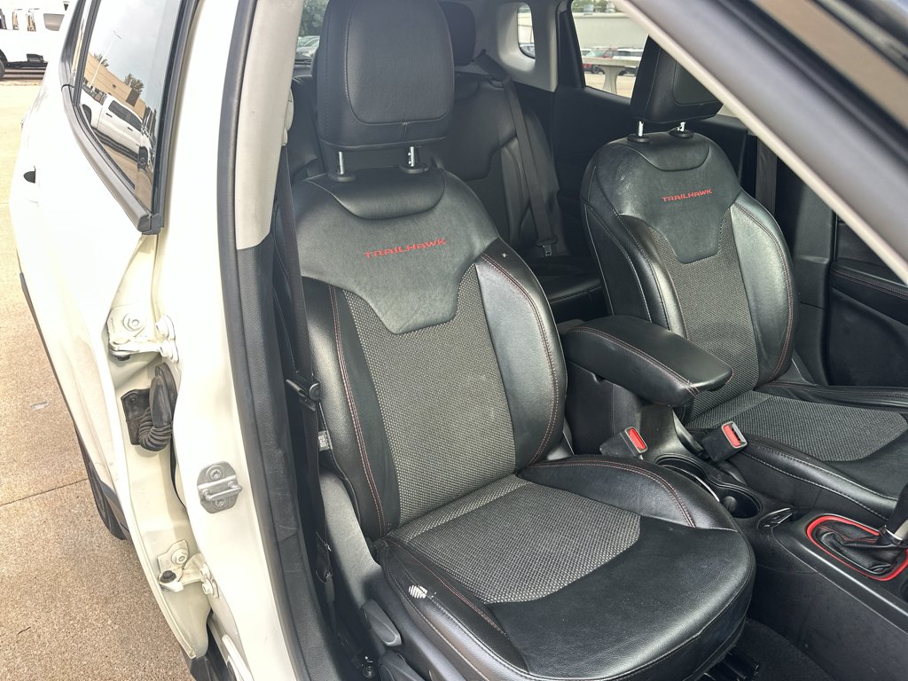 Used 2020 White Clearcoat Jeep Trailhawk image 28