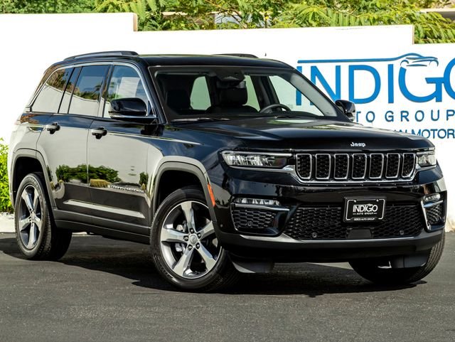 Used 2022 Diamond Black Crystal Pearlcoat Jeep Limited image 4