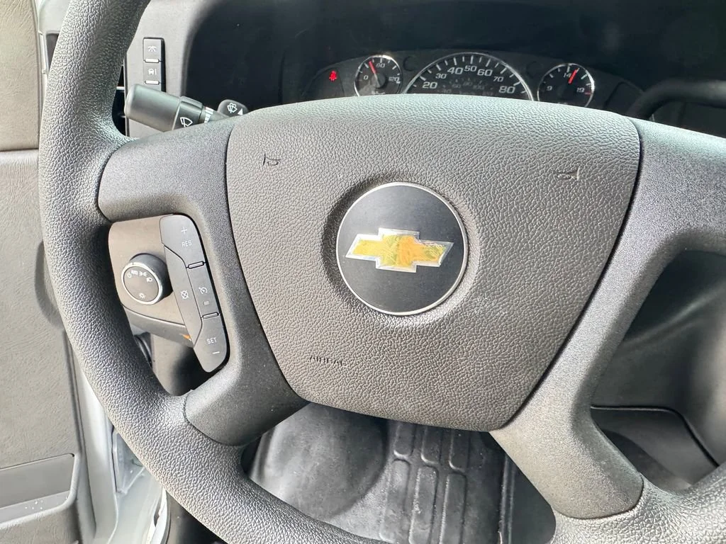 New 2026 Summit White Chevrolet 1WT image 18