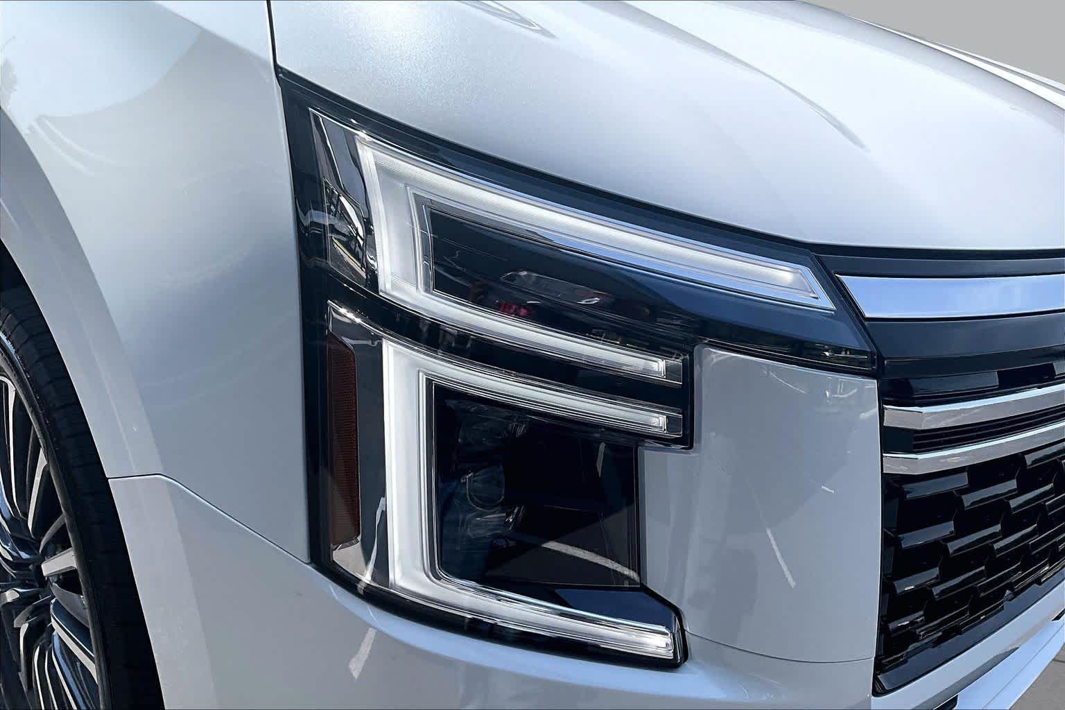 New 2026 Everest White TriCoat / Super Black Two-tone Nissan Platinum Reserve image 13