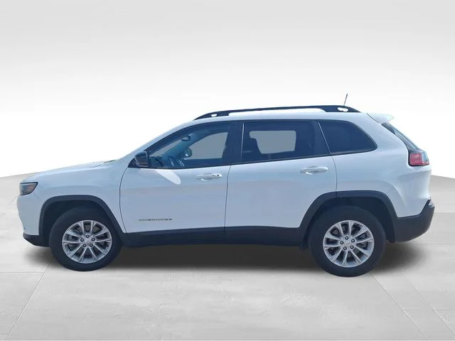 Used 2022 White Jeep Latitude Lux image 4