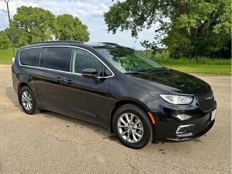 2023 Chrysler Pacifica Touring L AWD's photo