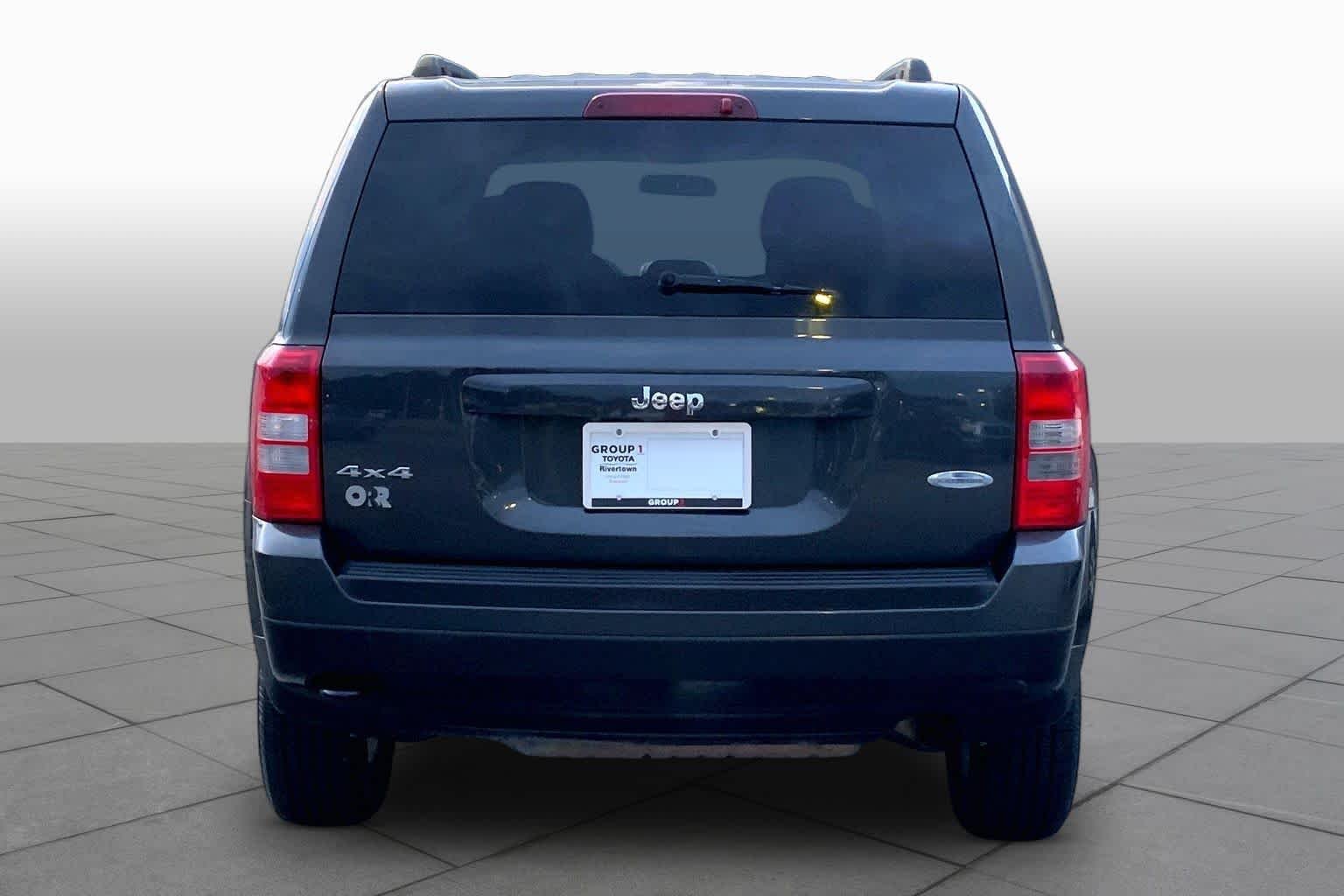 Used 2011 Dark Charcoal Pearl Jeep Latitude image 4