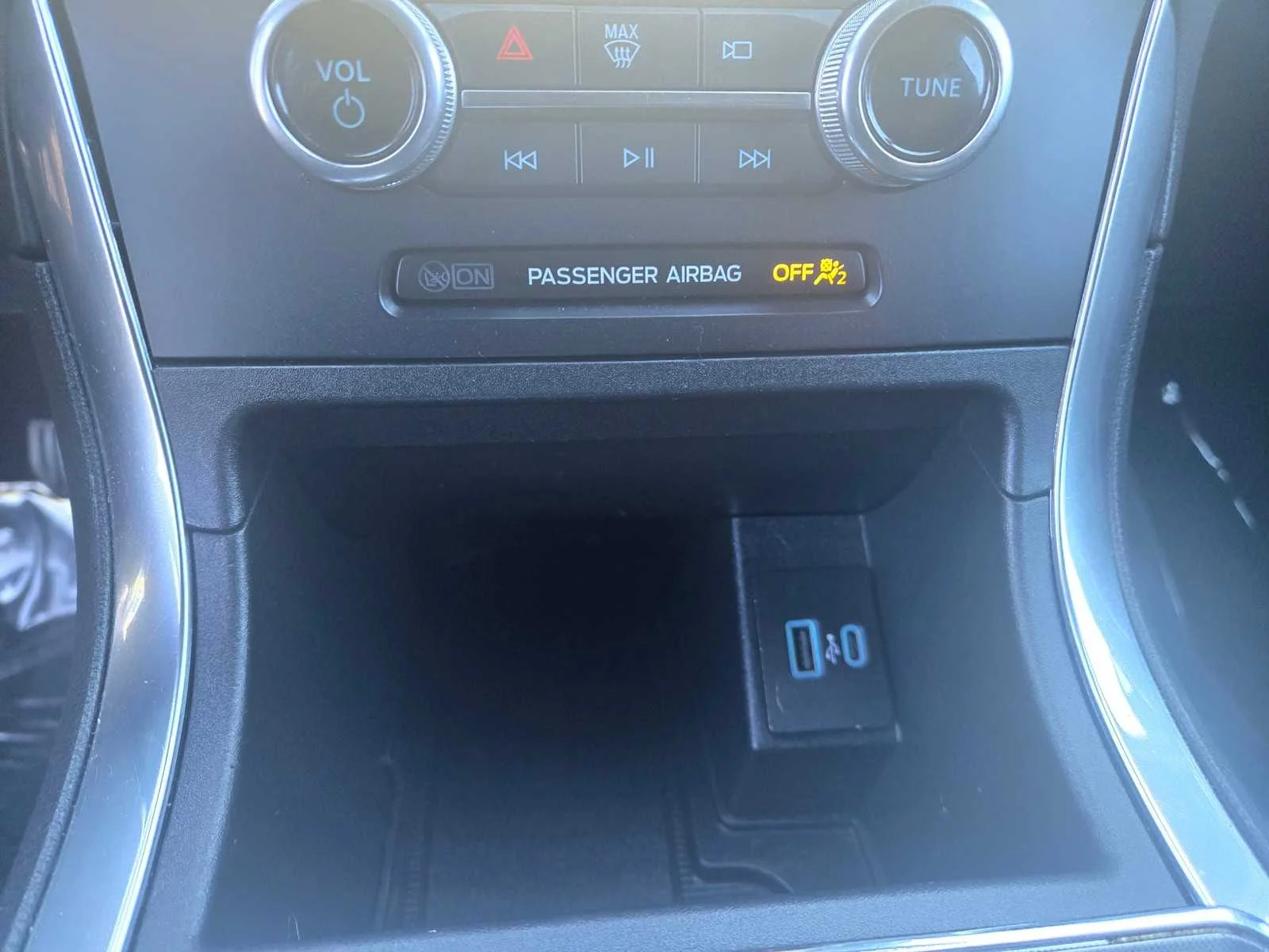 Used 2024  Ford Titanium image 18