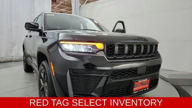 New 2026 Diamond Black Crystal Pearl-Coat Exterior Paint Jeep Laredo Altitude image 20