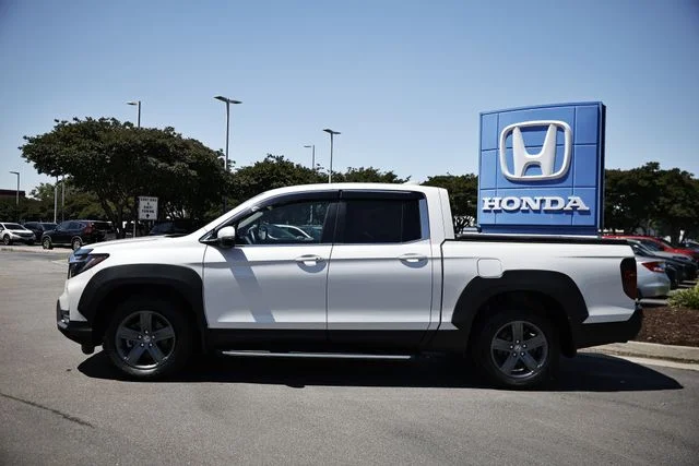 Used 2023 Platinum White Pearl Honda RTL image 4
