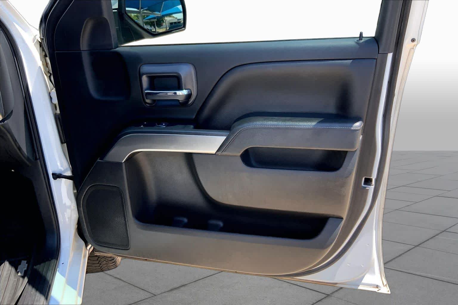 Used 2018 Summit White Chevrolet LT image 23