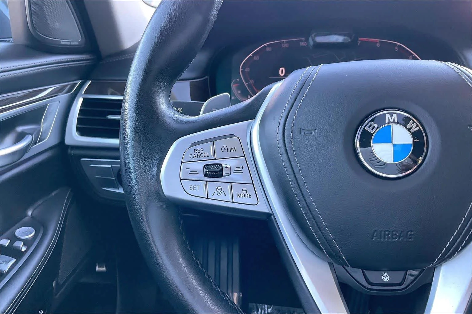 Used 2022 Dark Graphite Metallic BMW 750i xDrive image 23