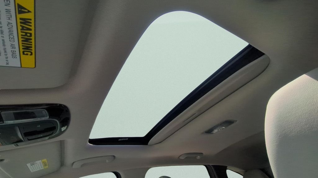 Used 2025 Green Hyundai SEL Convenience image 17