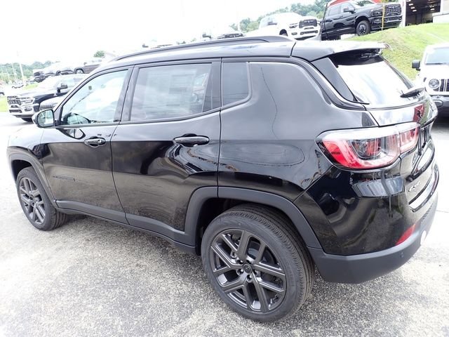 New 2026 Diamond Black Crystal Pearlcoat Jeep Limited image 3