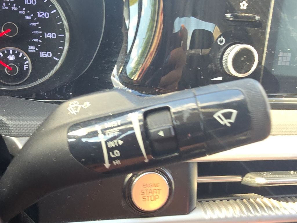 Used 2021 White Kia LXS image 28
