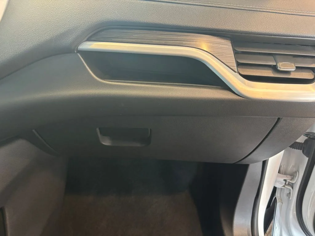 Used 2024 White GMC SLE image 31