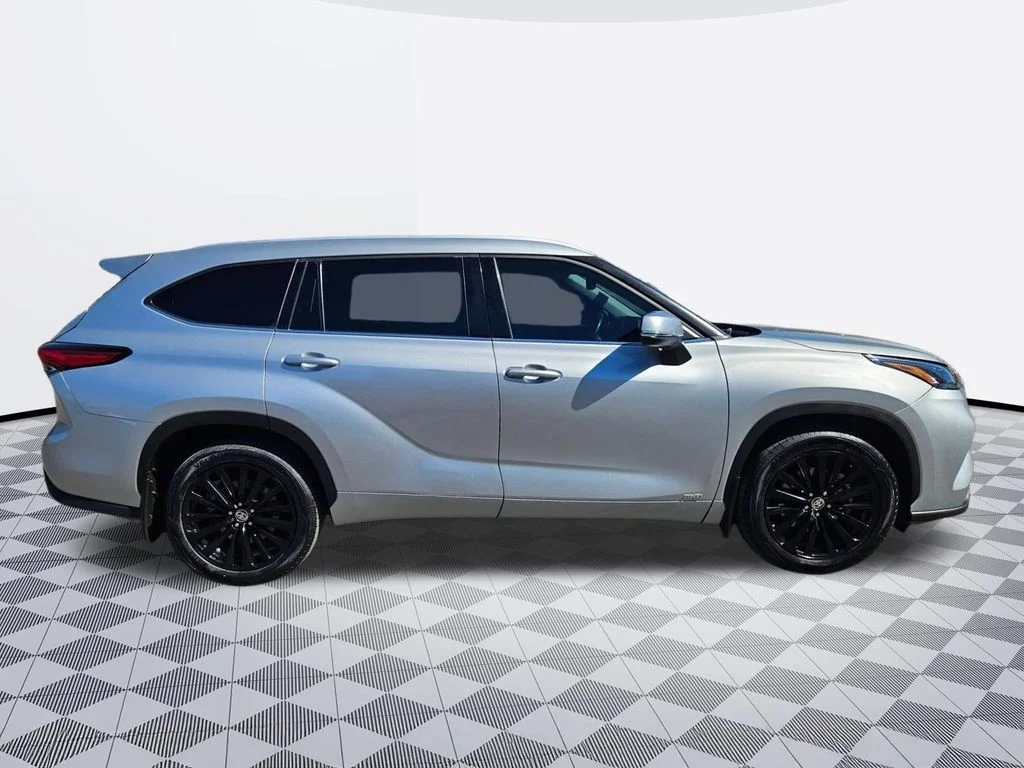 Used 2022 Celestial Silver Metallic Toyota XLE image 7