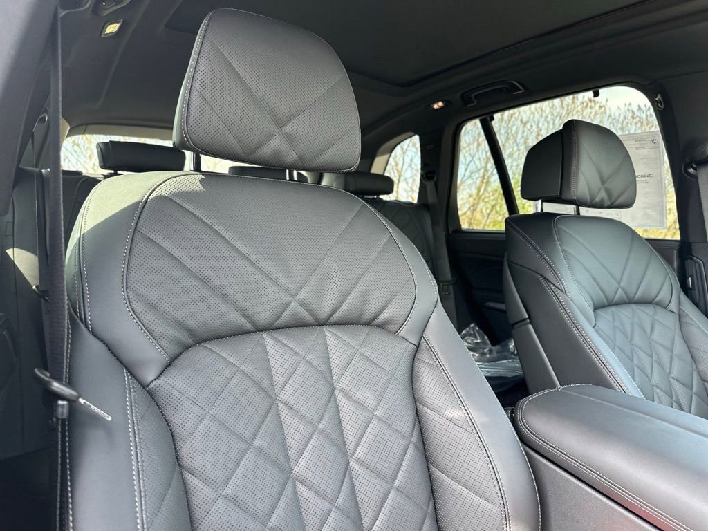 New 2026 Carbon Black Metallic BMW xDrive50e image 25