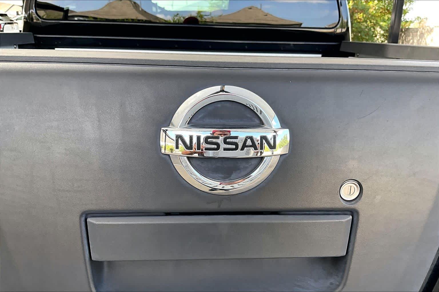 Used 2010 Super Black Nissan SE image 28