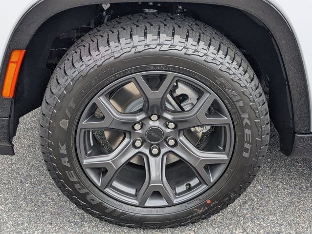 New 2026 Bright White Clear-Coat Exterior Paint Jeep Upland image 13