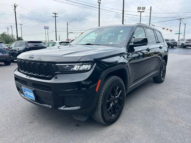 Used 2025 Black Jeep Altitude image 3
