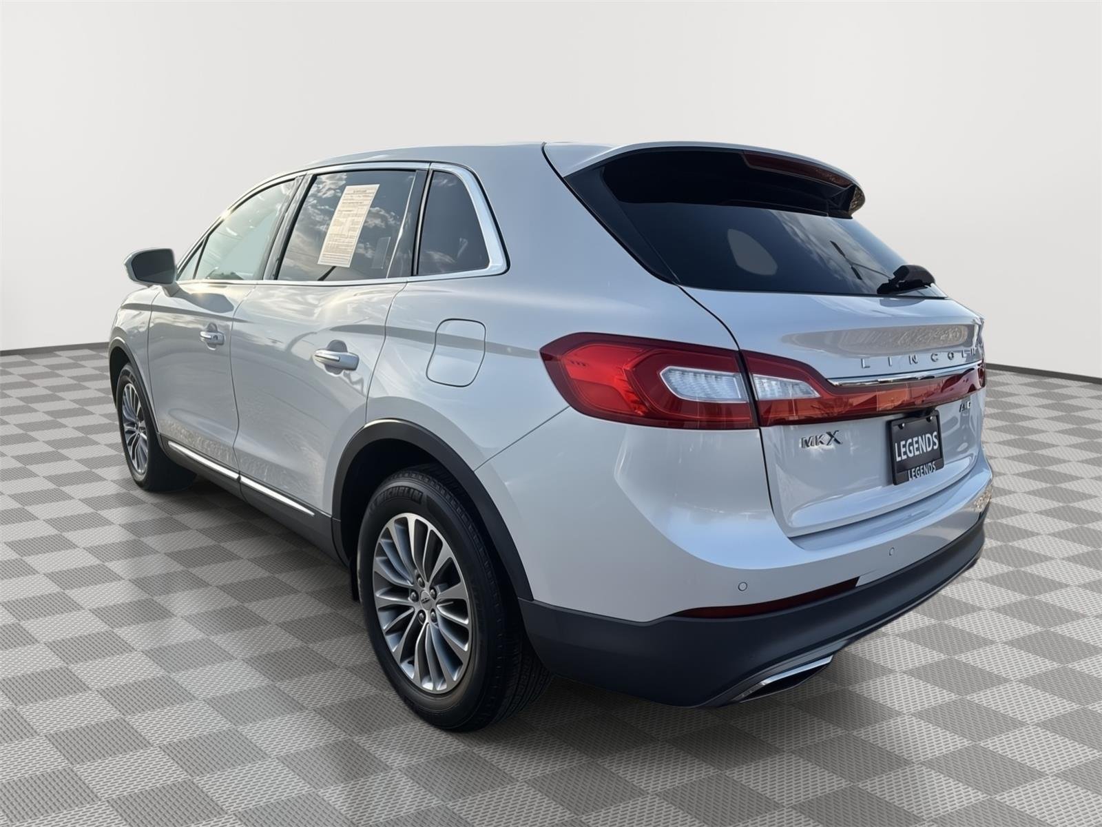 Used 2016 White Platinum Metallic Tri-Coat Lincoln Select image 11