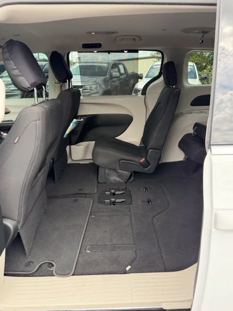 Used 2018 White Chrysler Touring Plus image 3