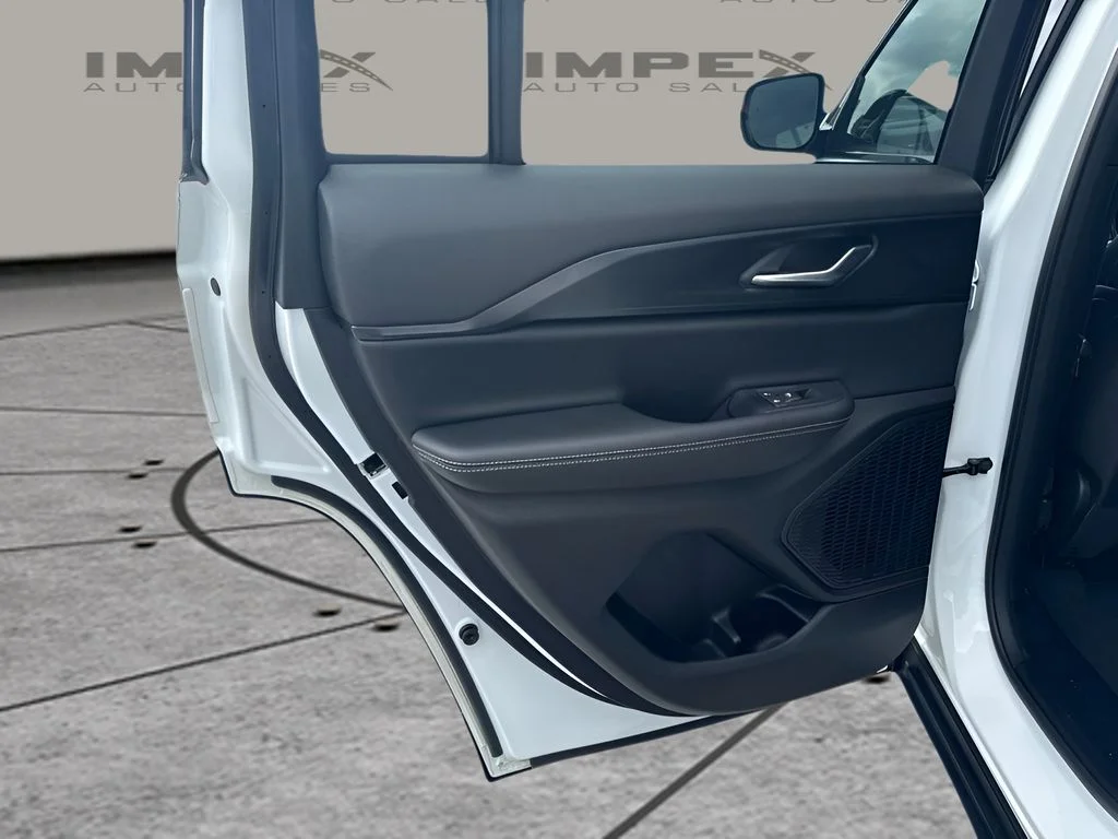 Used 2025 White Jeep Altitude image 17