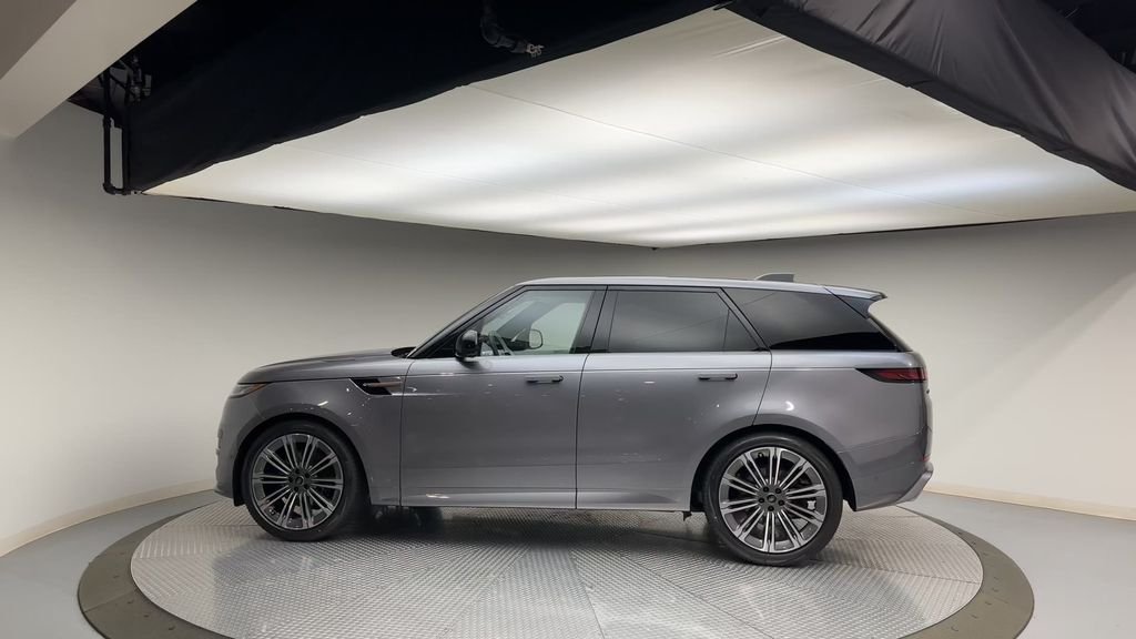 Used 2024  Land Rover Dynamic SE image 5