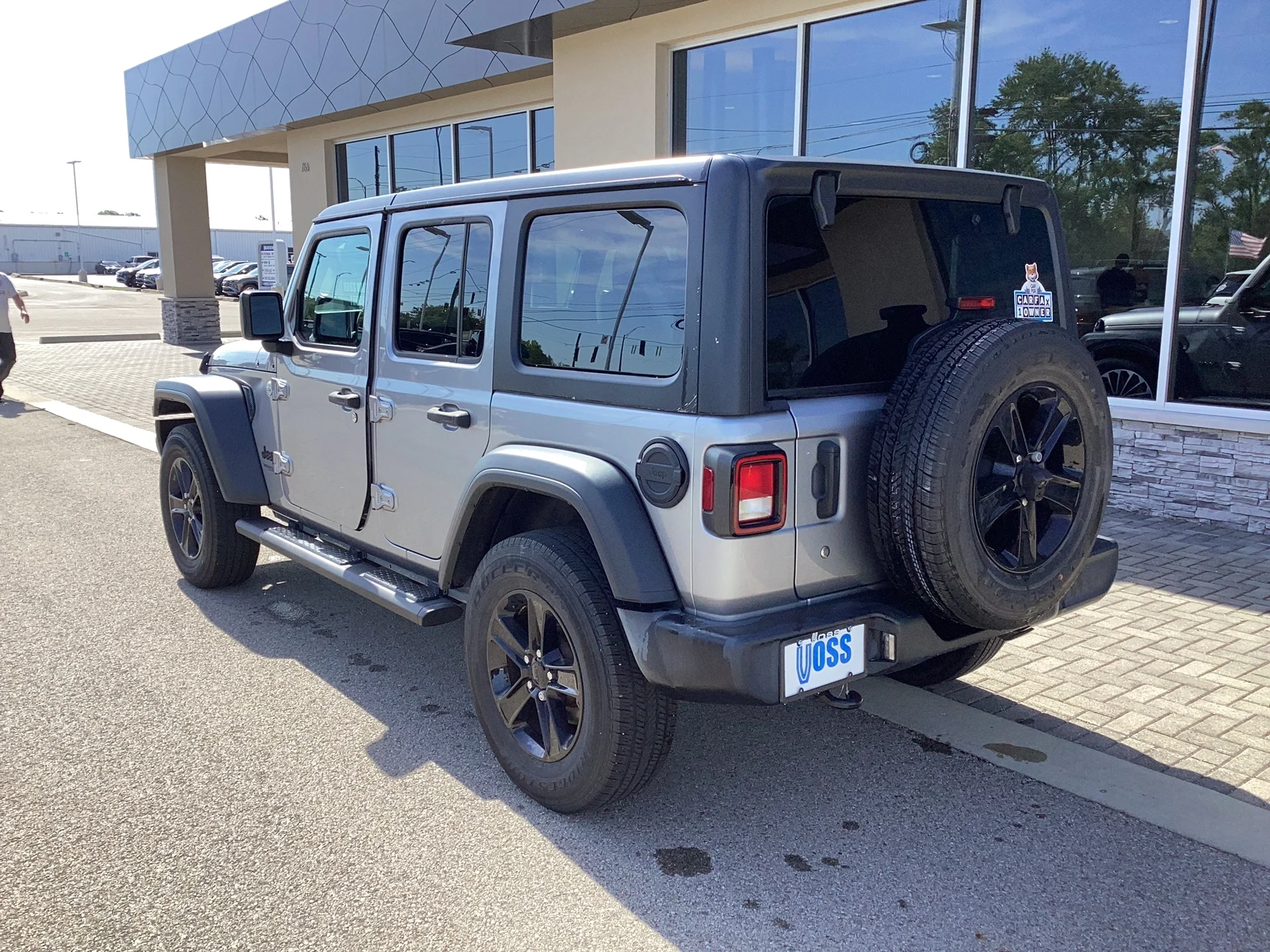 Used 2020 Billet Silver Metallic Clear Coat Jeep Altitude image 6
