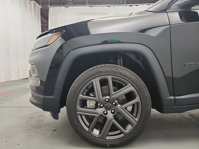 New 2026 Diamond Black Crystal Pearl-Coat Exterior Paint Jeep Limited image 19