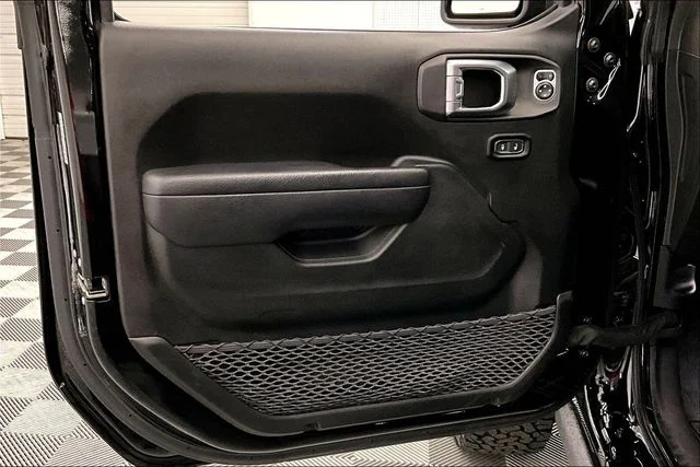 Used 2023 Black Clearcoat Jeep Mojave image 22