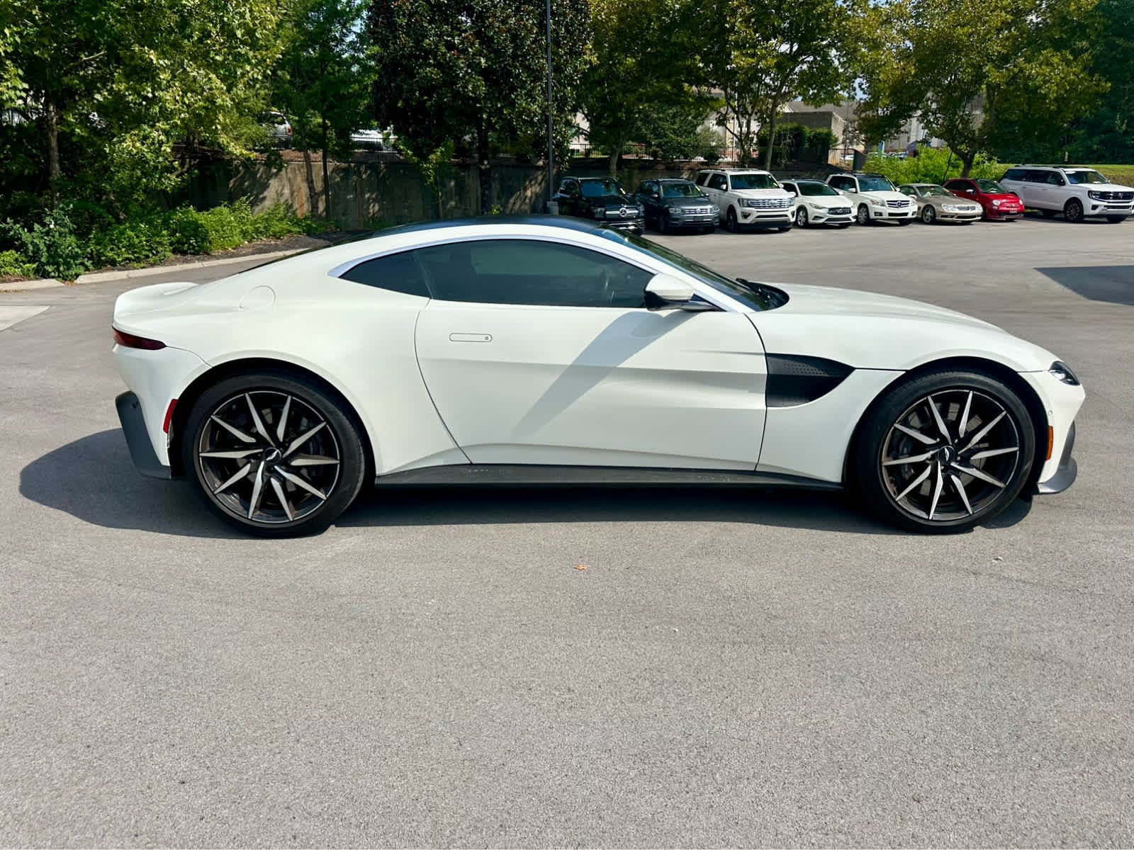 Used 2019 Stratus White Aston Martin  image 4