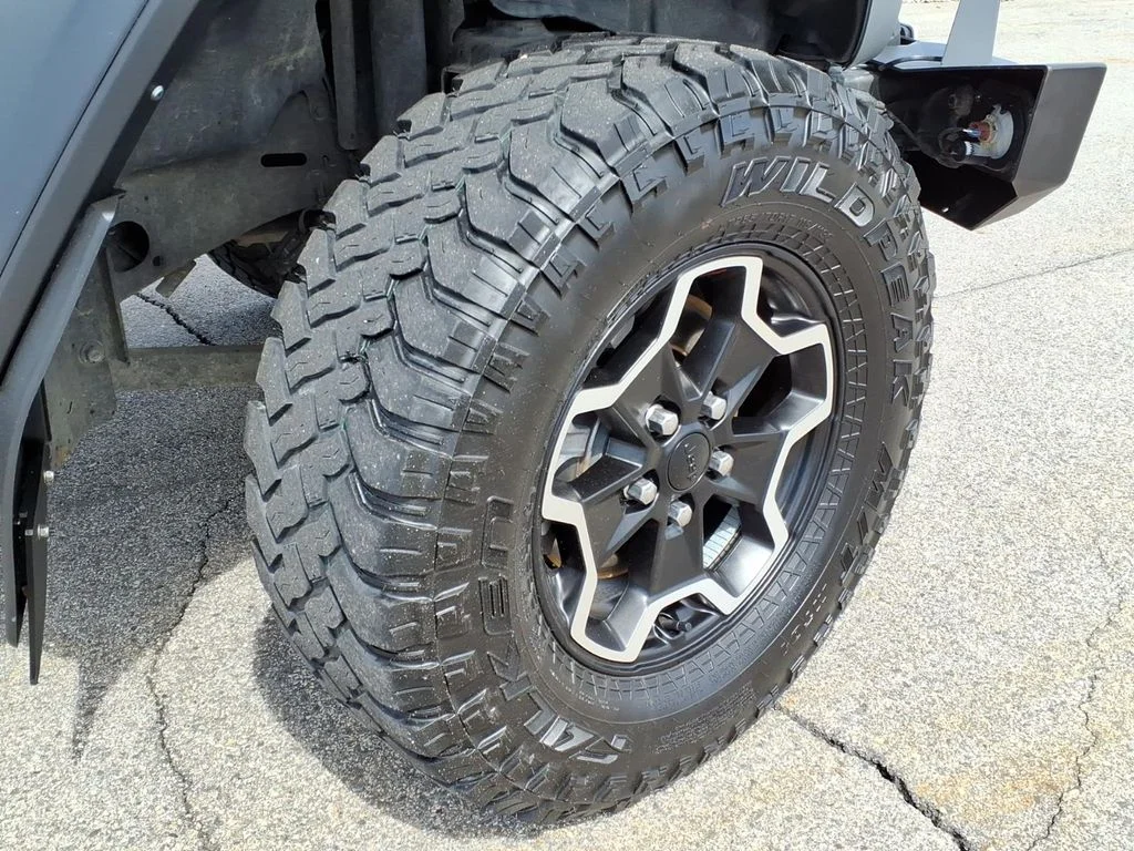 Used 2023 Silver Jeep Rubicon image 7