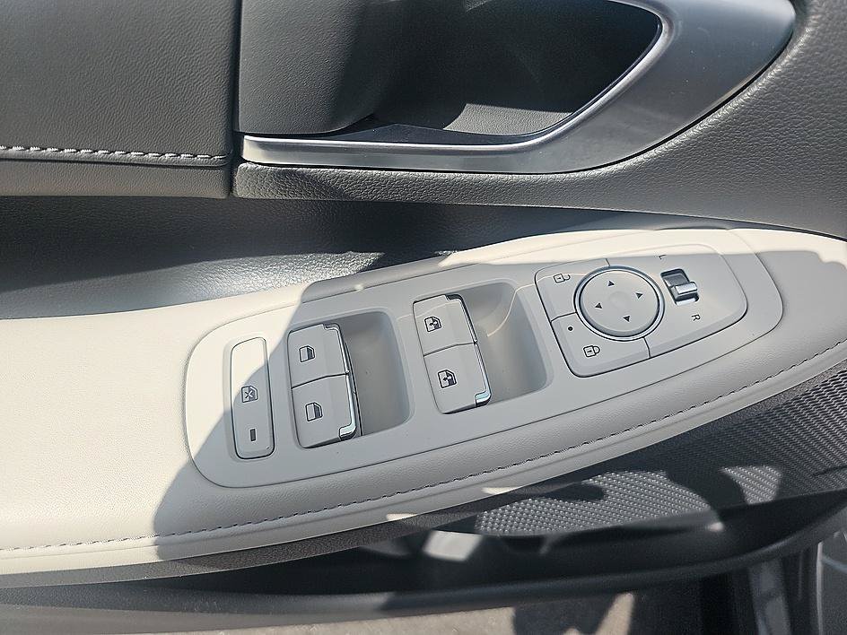 Used 2022 Hampton Gray Hyundai Limited image 13