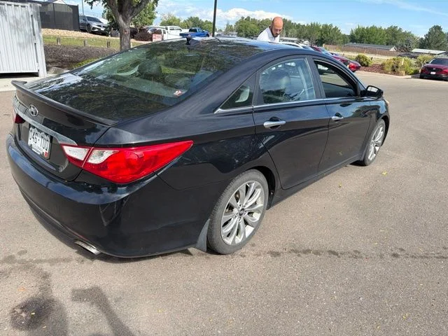 Used 2012 Black Hyundai SE image 3