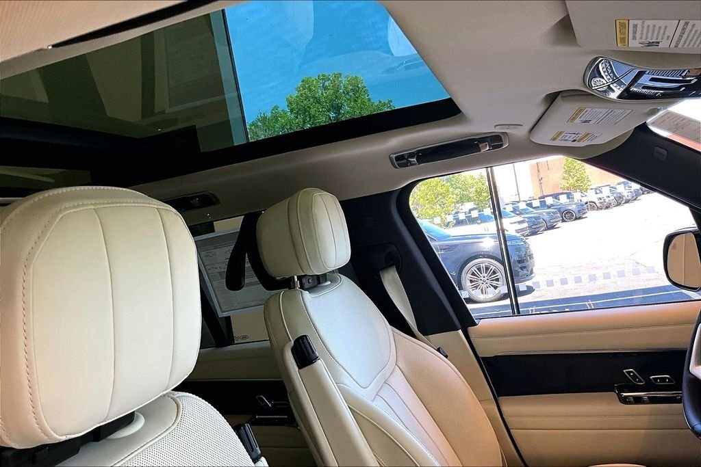 New 2026 Eiger Grey Land Rover SE image 19