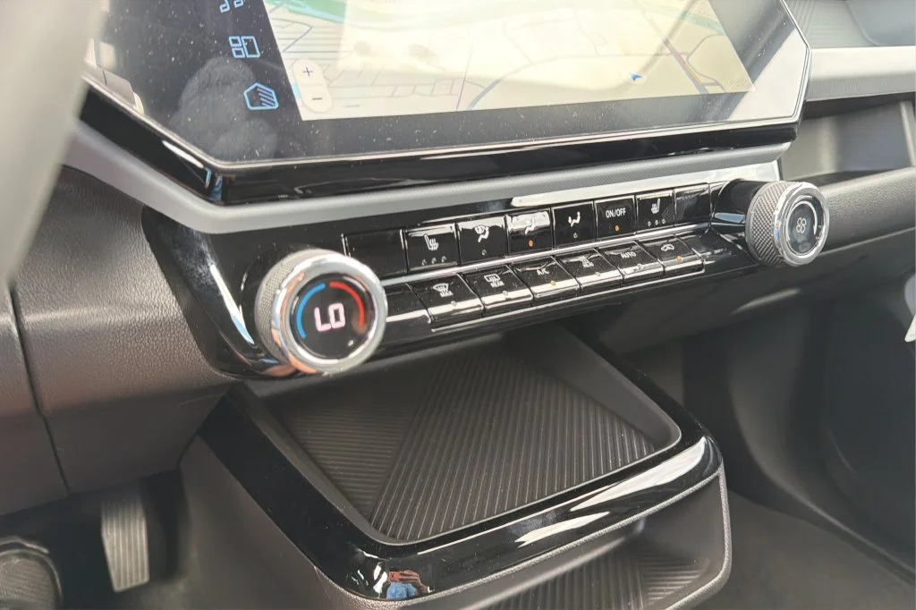 New 2027 Summit White Chevrolet LT image 29