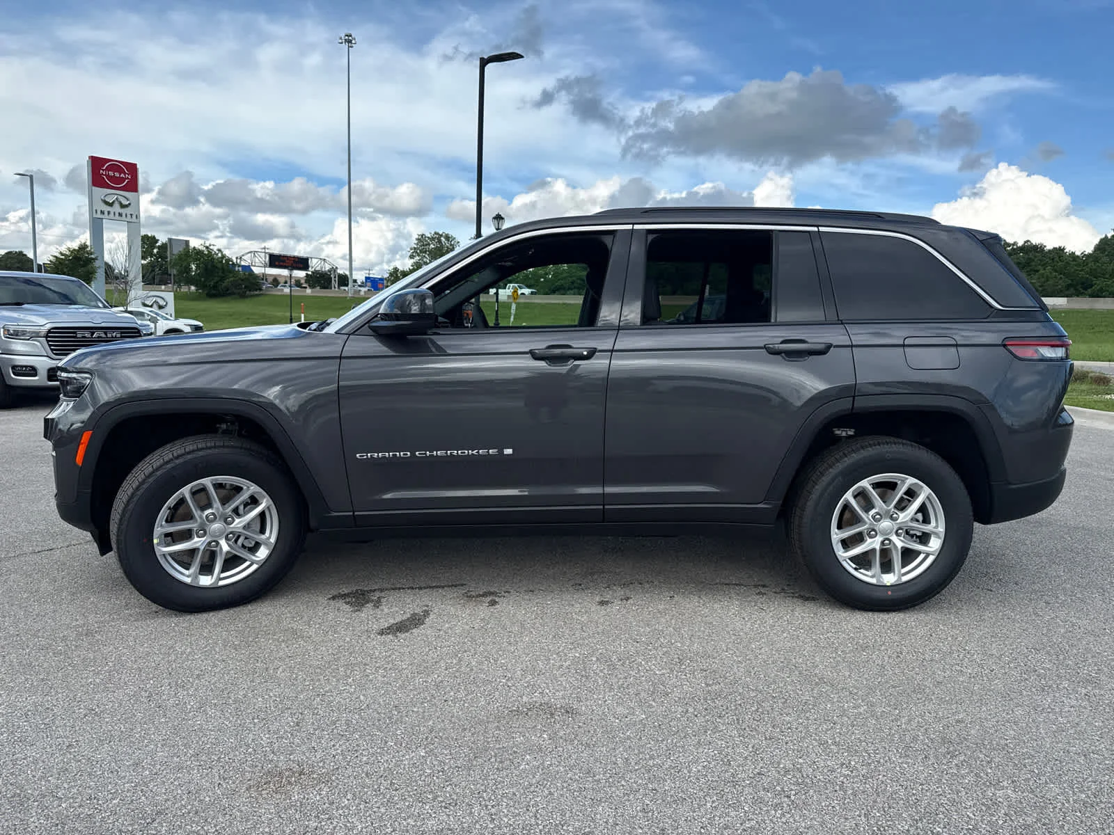 New 2026 Baltic Gray Metallic Clearcoat Jeep Laredo X image 5