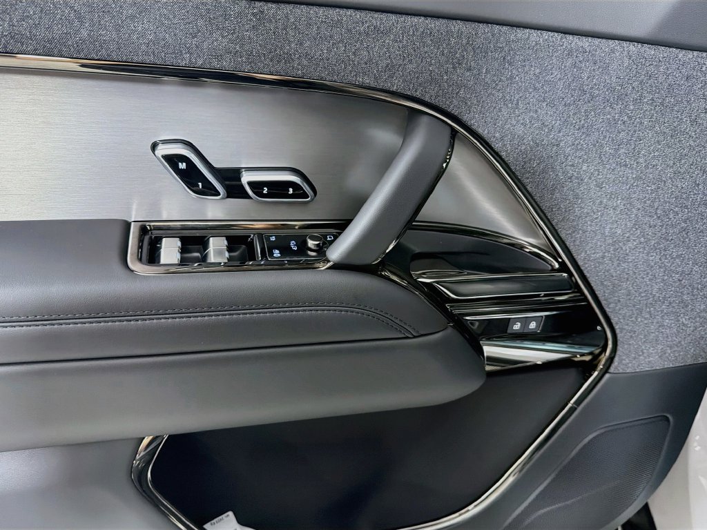 New 2027 Borasco Grey Land Rover  SE P360 image 18
