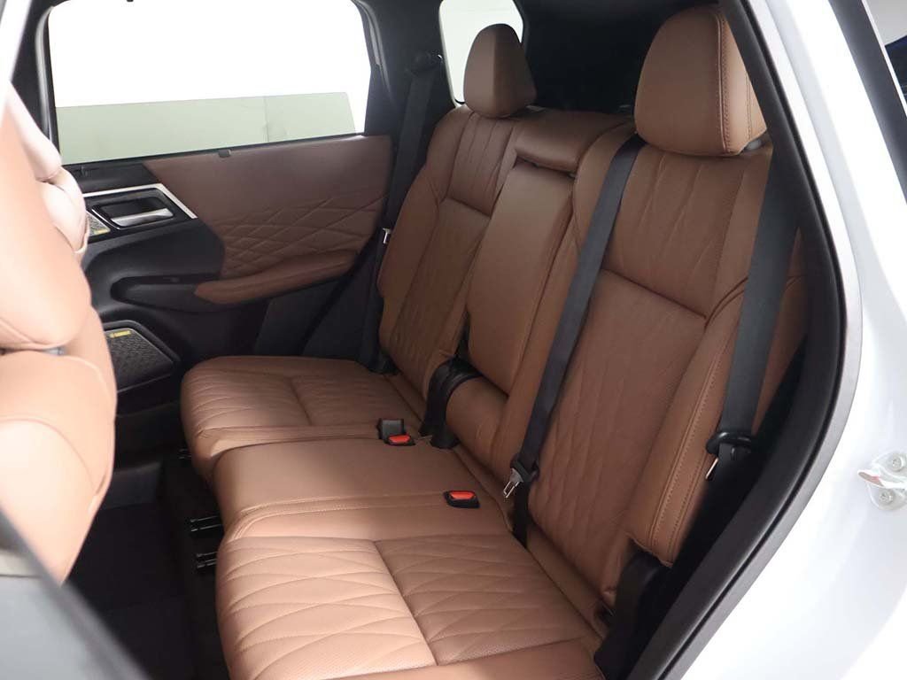 New 2026 White Mitsubishi SEL image 38